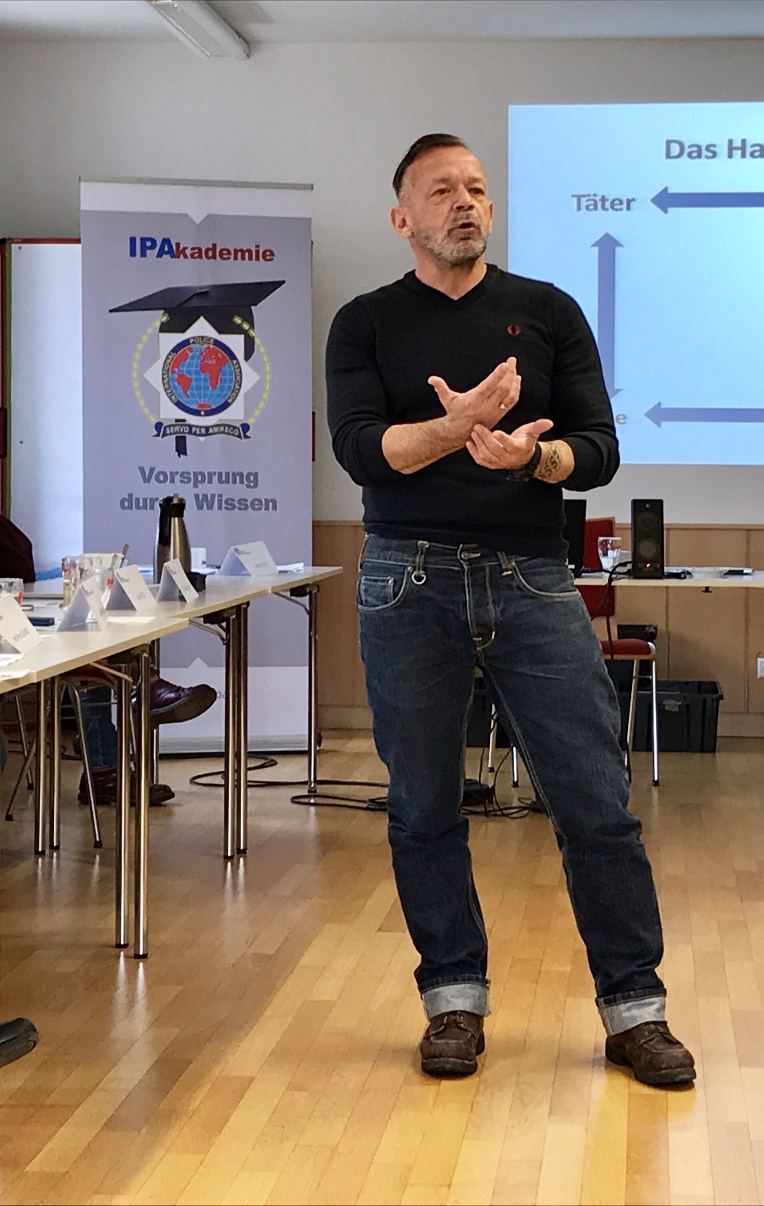 Markus Brand vor einem Informationsstand auf einer Fachveranstaltung