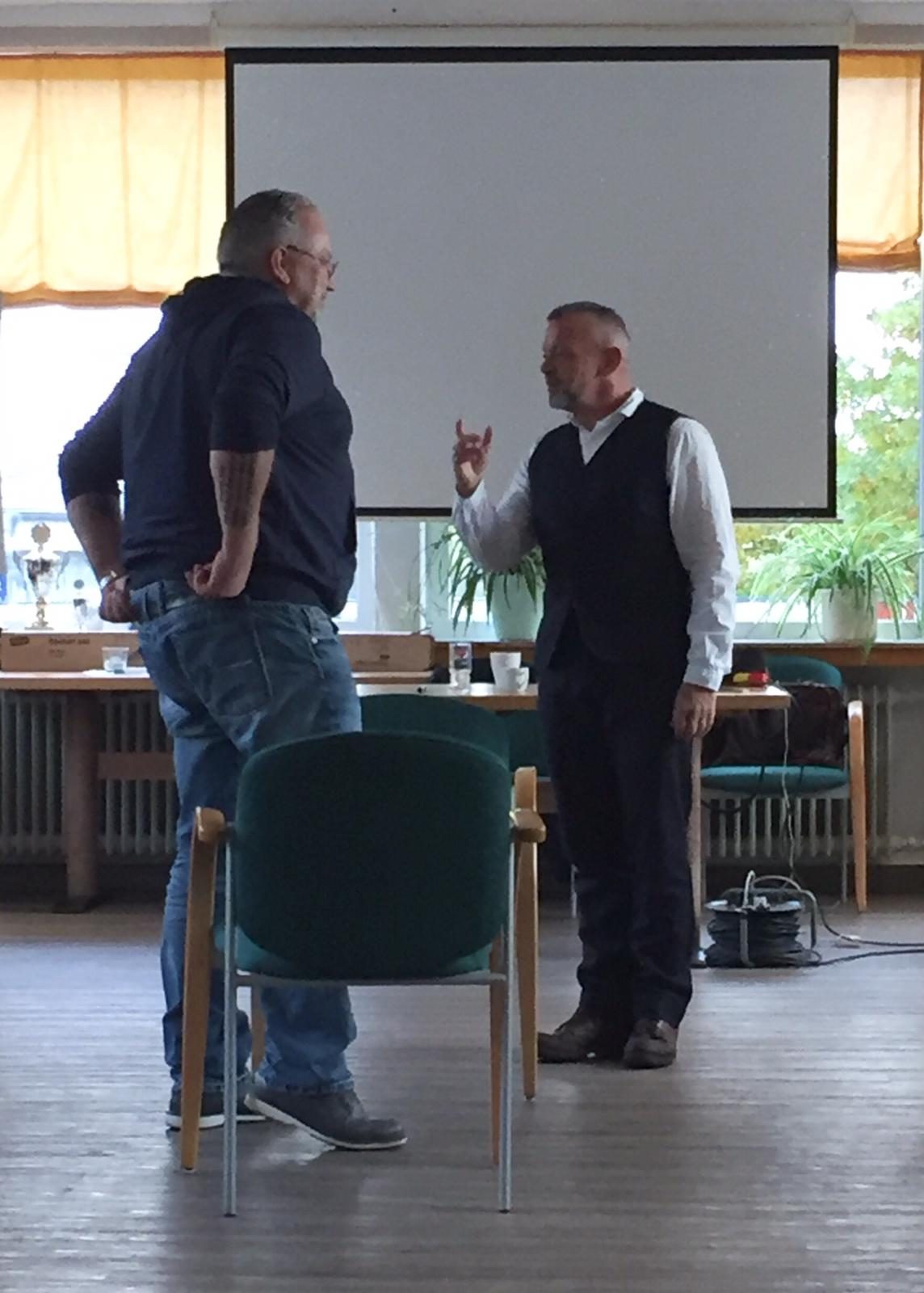 Markus Brand stehend vor einer Gruppe während eines Trainings