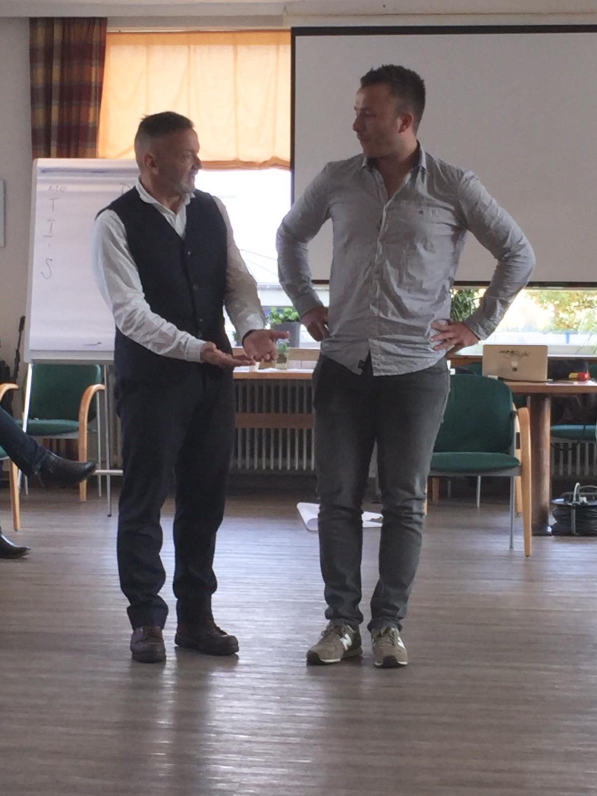 Zwei Personen erproben eine Konfliktsituation im Training